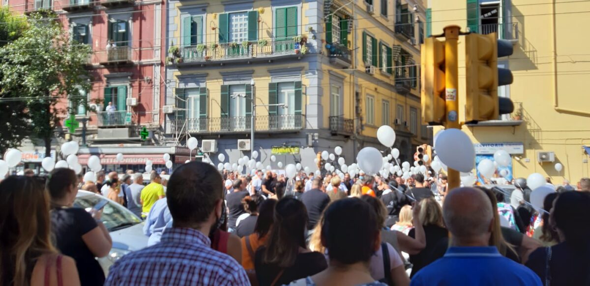 Tristezza e tafferugli al funerale del piccolo Samuele