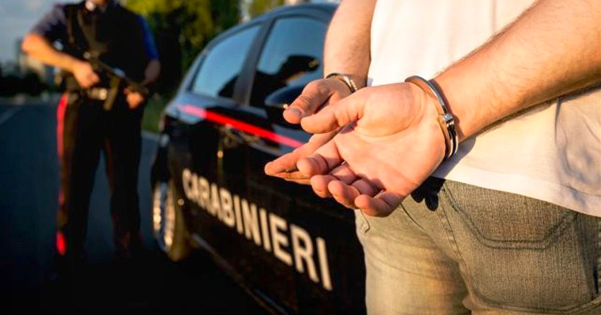 Pomigliano: due pistole e droga in casa, 25enne arrestato