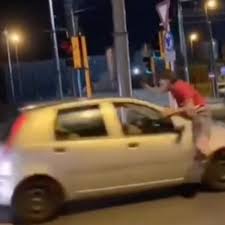 Planking challenge: ragazzini si lanciano contro auto in corsa e si riprendono