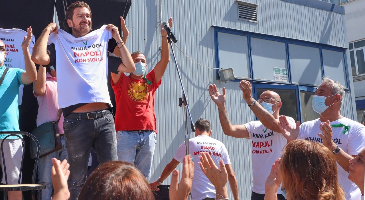 Whirlpool Napoli; Alessandro Siani in fabbrica vicino ai lavoratori: “Papà era operaio, mamma casalinga, abbiamo vissuto anche noi la cassa integrazione”