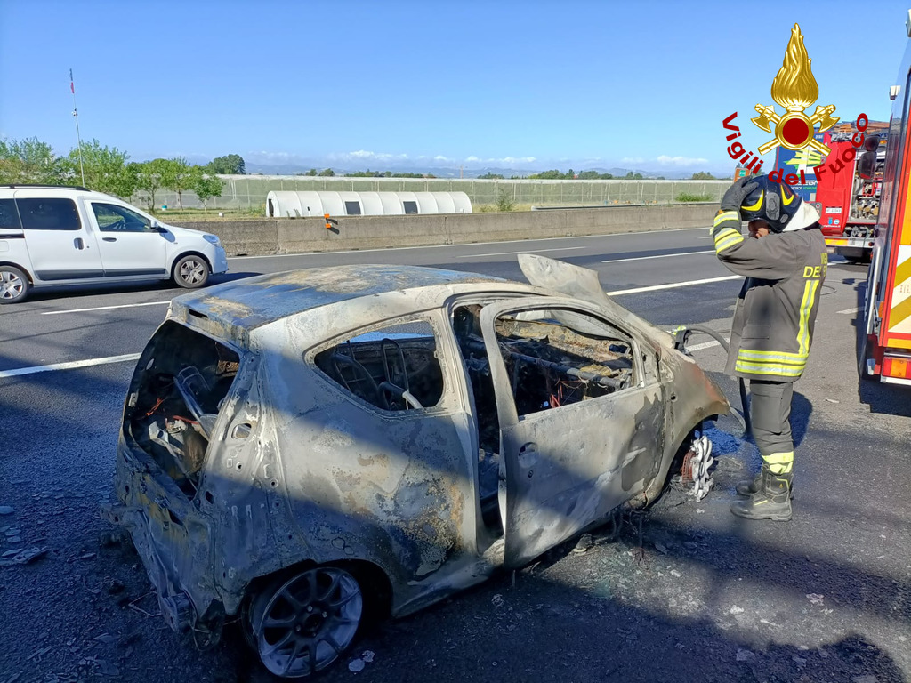 Auto va a fuoco all’uscita di Succivo: Il conducente riesce a salvarsi in extremis