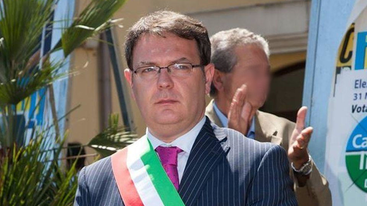 Cesa: incendio via Atellana, c’era amianto. Arriva l’ordinanza del Sindaco