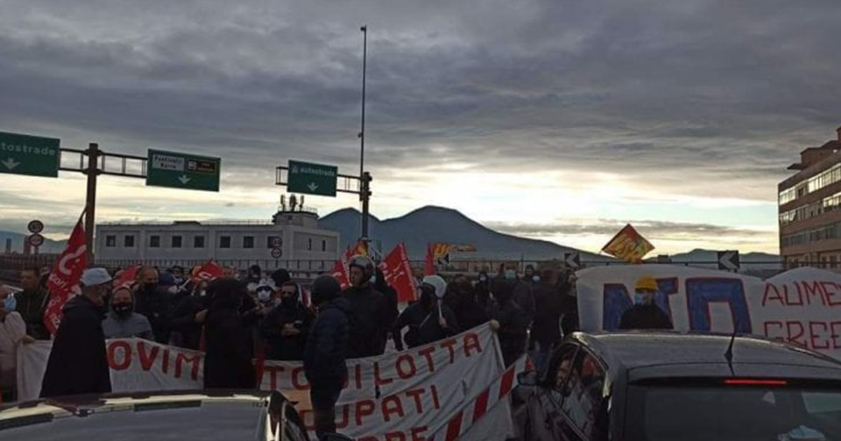 Napoli in tilt per lo sciopero nazionale dei trasporti pubblici: bloccata l’autostrada, code chilometriche