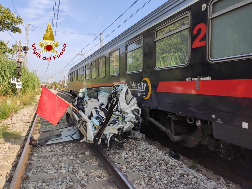 Auto distrutta ad un passaggio a livello travolta da un treno, illese due ragazze