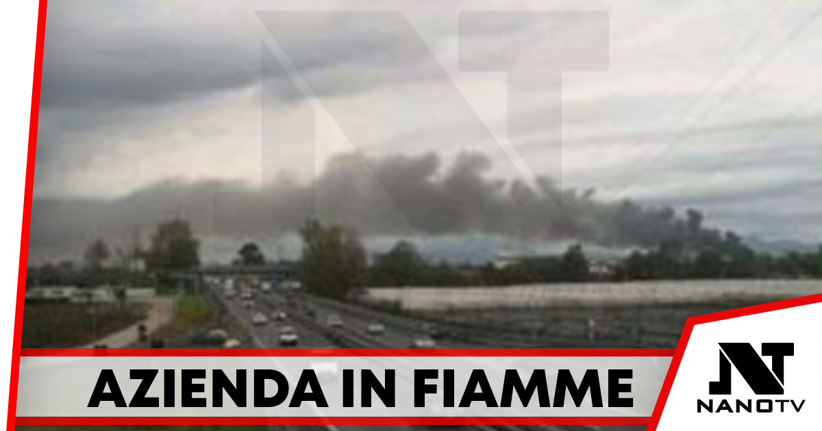 Incendio a Gricignano, i sindaci ai cittadini: “Non uscite”