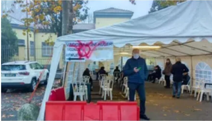 Blitz notturno contro gazebo vaccinale