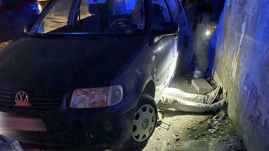 Ladro di marmitte morto schiacciato da un’auto