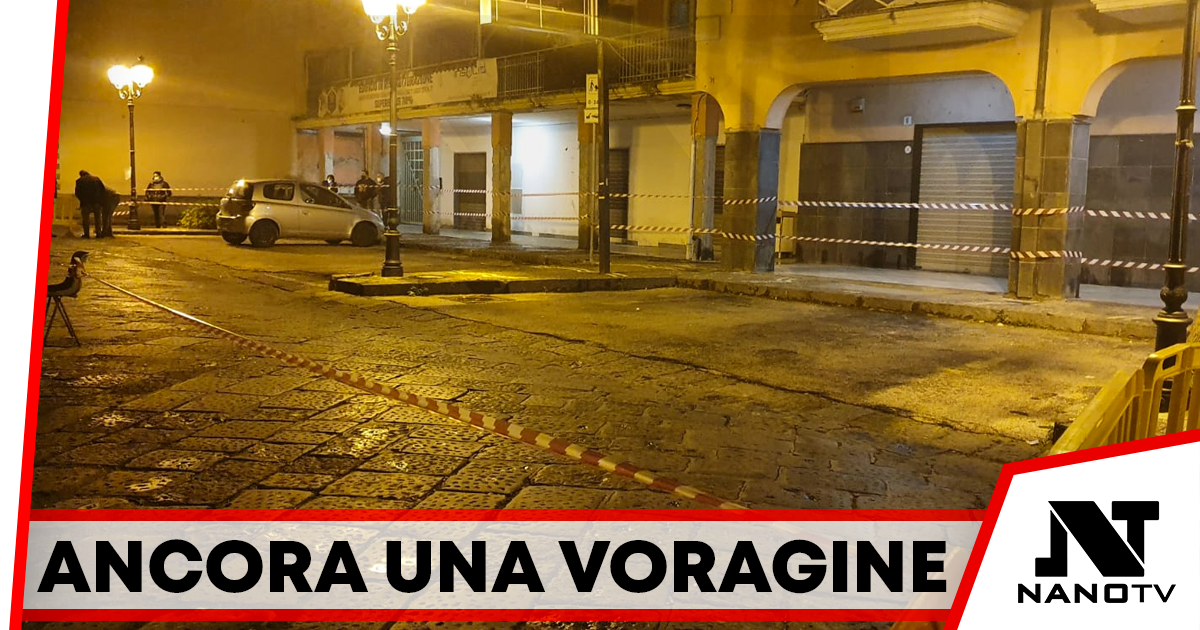 Casoria: caduta dell’albero in via Matteotti causata da una voragine