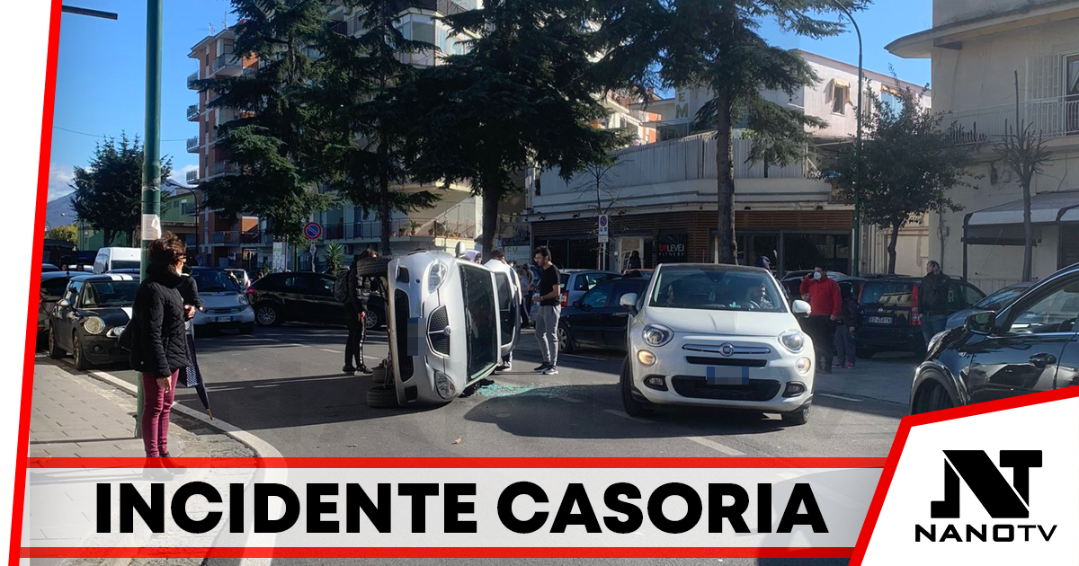 Casoria: incidente in via Cesare Battisti, auto capovolta