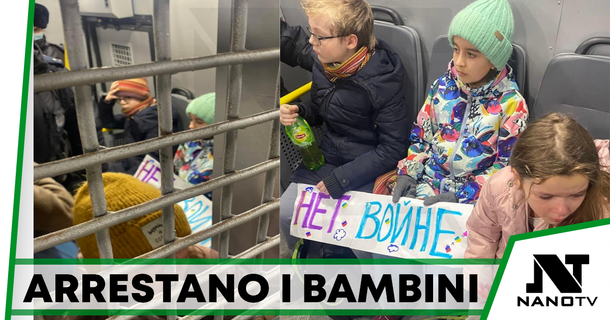 Mosca: bambini lasciano fiori fuori l’ambasciata ucraina e vengono arrestati