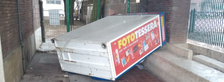 Casoria, colpisce a bastonate la cabina per fototessera di via Marconi