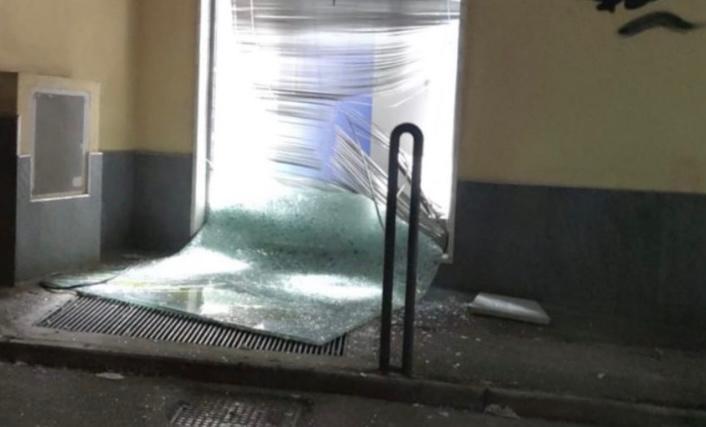 Casalnuovo, sfondata la vetrata della posta nella notte