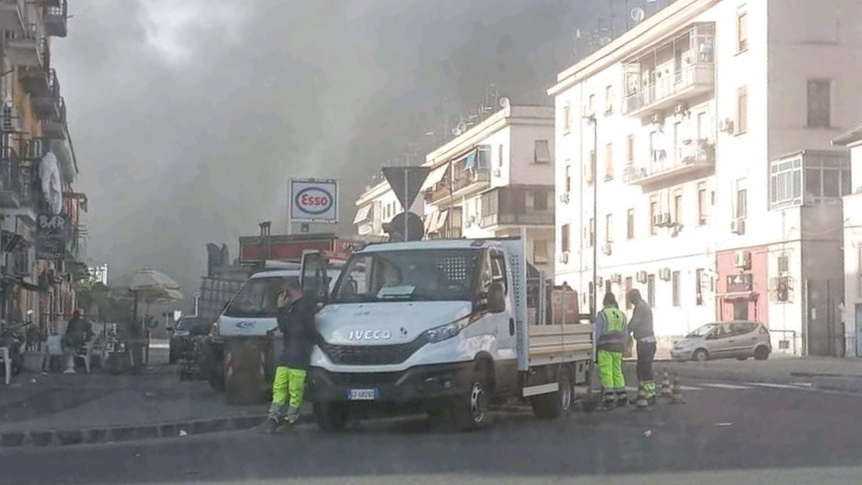 Incendio al Campo Rom di Gianturco, fumo visibile da tutta Napoli