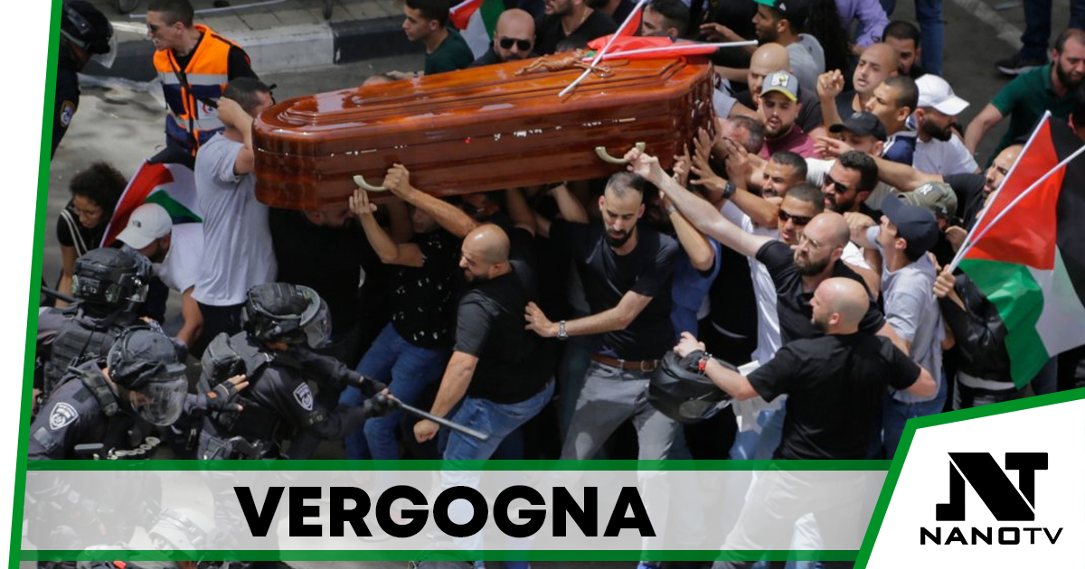 Cariche della polizia israeliana durante il funerale della giornalista Shireen Abu Akleh