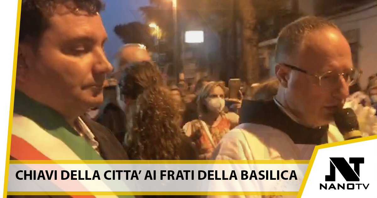 Dopo la Santa Messa per S.nt’Antonio il Sindaco di Afragolaconsegna le chiavi della citta’ ai Frati della Basilica