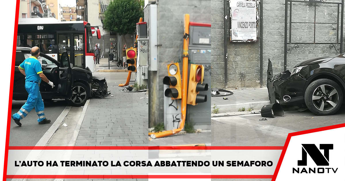 Casoria. Auto si scontra con autoambulanza: 2 feriti e semaforo abbattuto