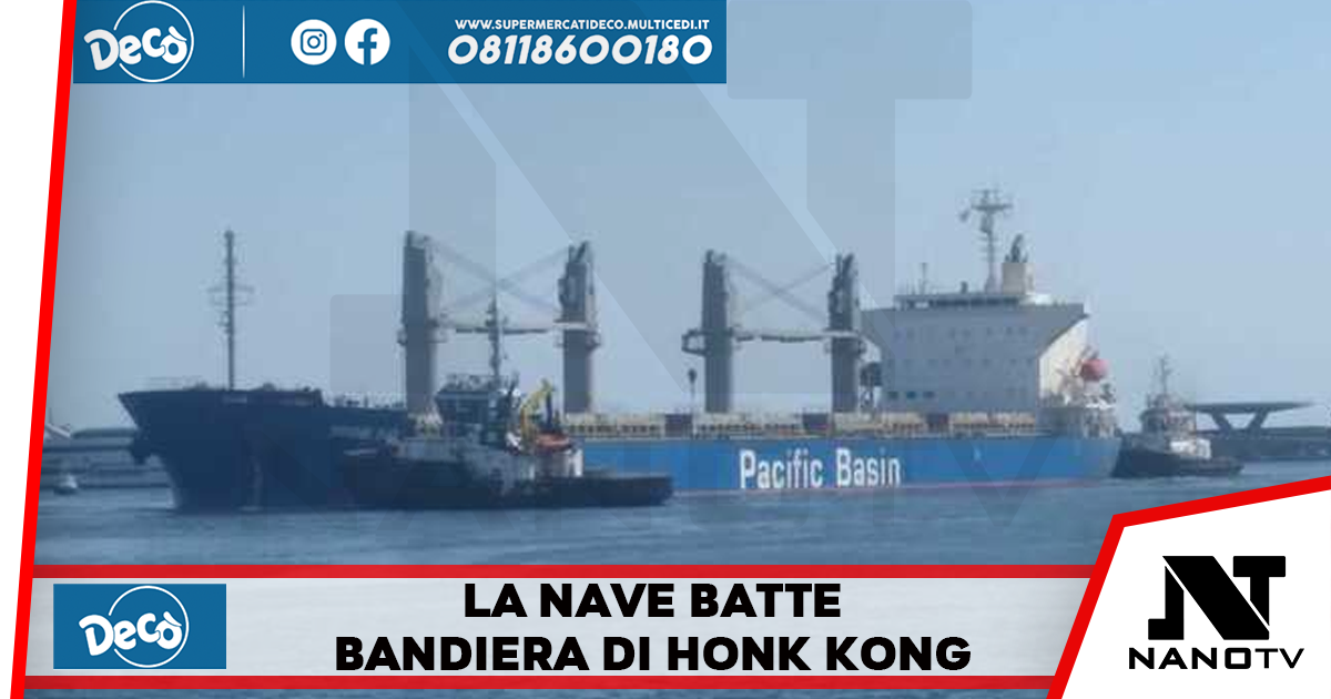 Nave con grano si arena nel porto di Napoli. A lavoro da ore tre rimorchiatori che cercano di disincagliarla