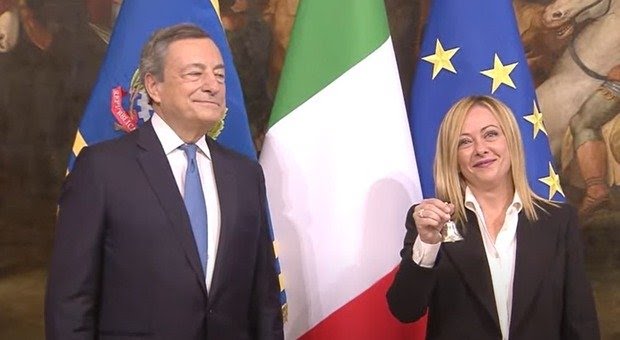 Mario Draghi consegna la campanella di rito a Giorgia Meloni