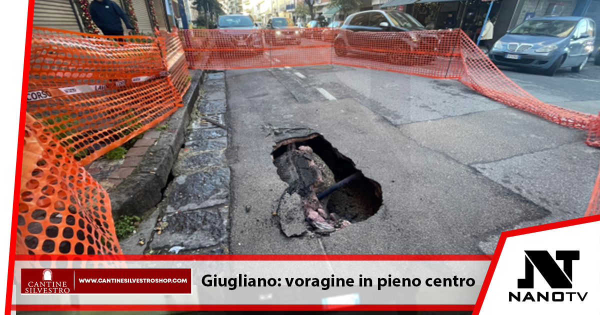 Giugliano, Napoli: voragine si apre in via A. Palumbo, traffico e caos