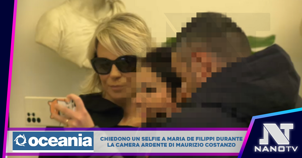 Chiedono selfie a Maria De Filippi alla camera ardente di Maurizio Costanzo