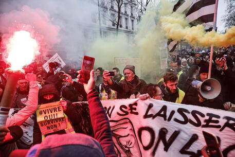 Scontri a Parigi cassonetti a fuoco