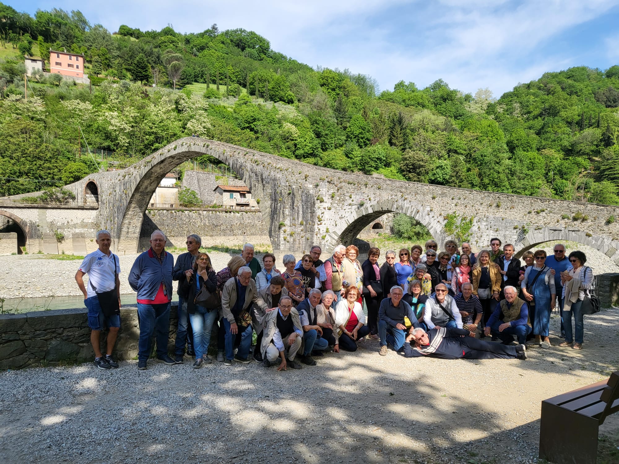 A Mozzano la foto di gruppo dei podisti e non per la mezza maratona a Lucca