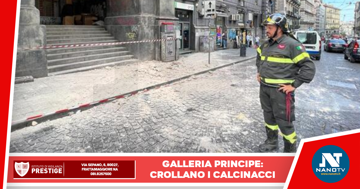 Crollano alcuni calcinacci della Galleria Principe a Napoli