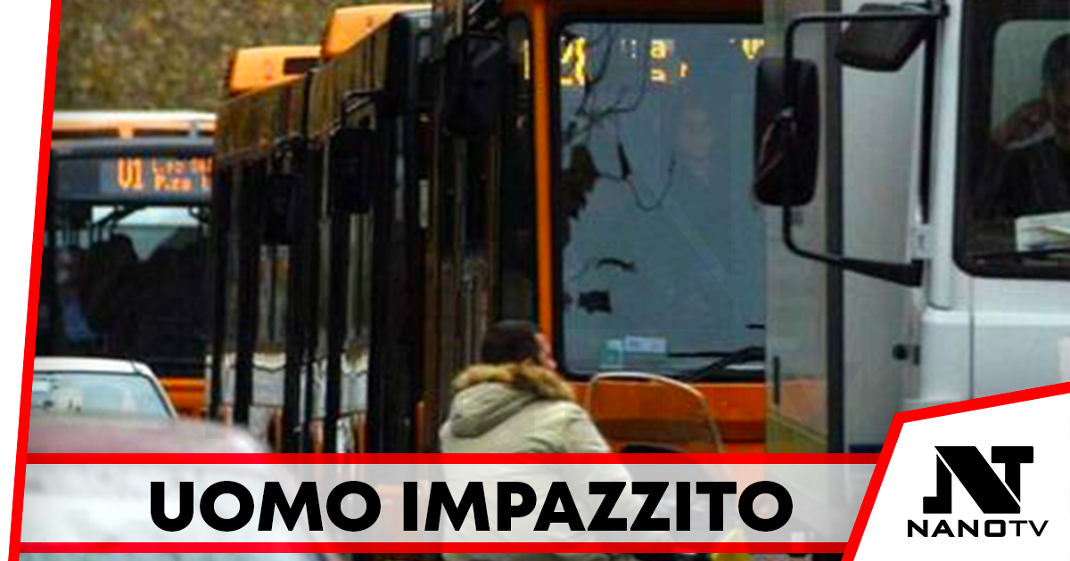 Napoli, colpisce Bus a colpi di spranga