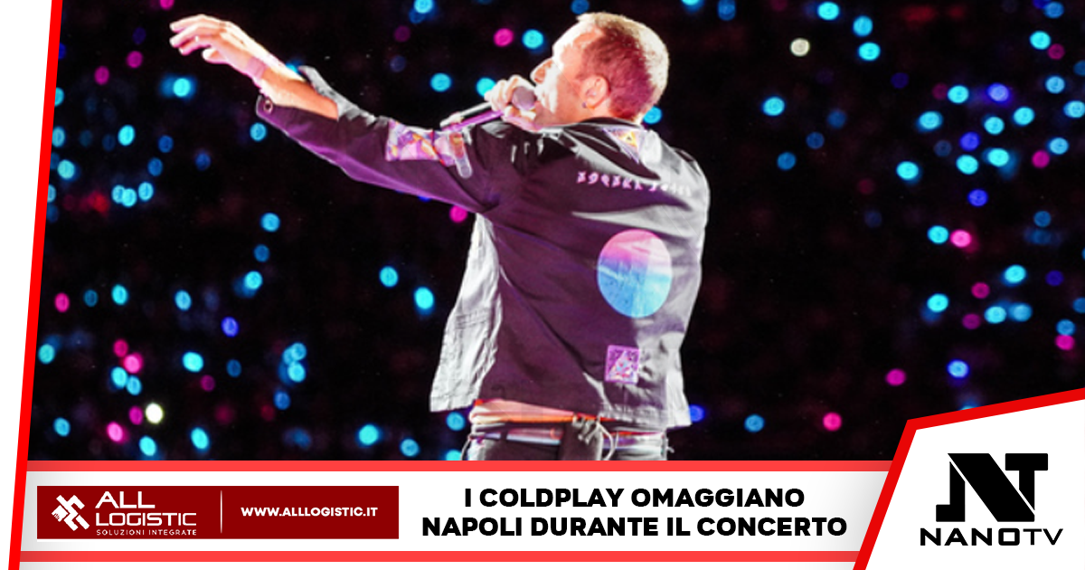 Chris Martin canta ‘Napul’è’ sul palco dello stadio Maradona
