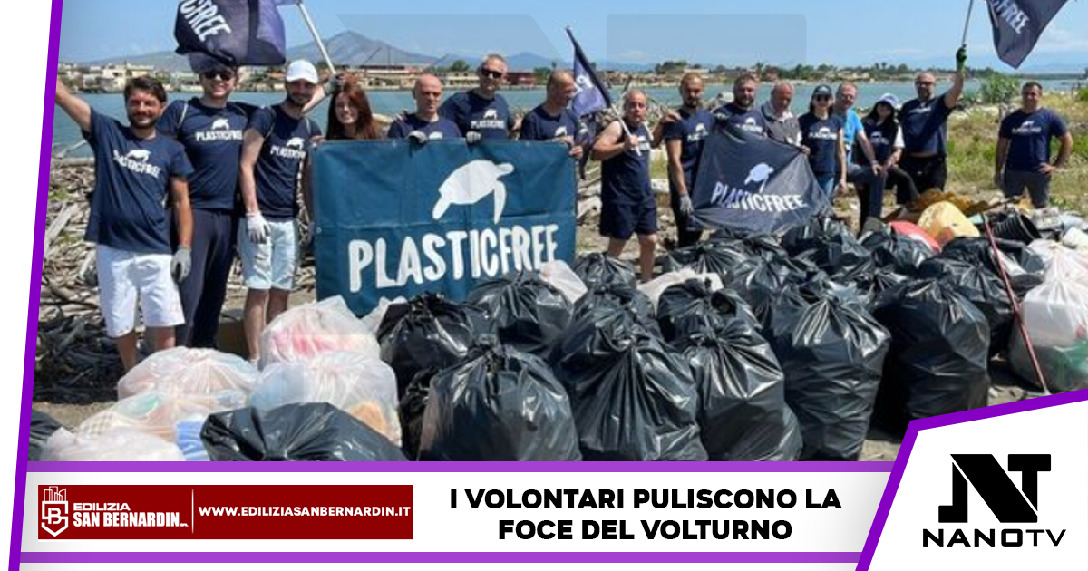 Plasticfree: i volontari puliscono la foce del Volturno