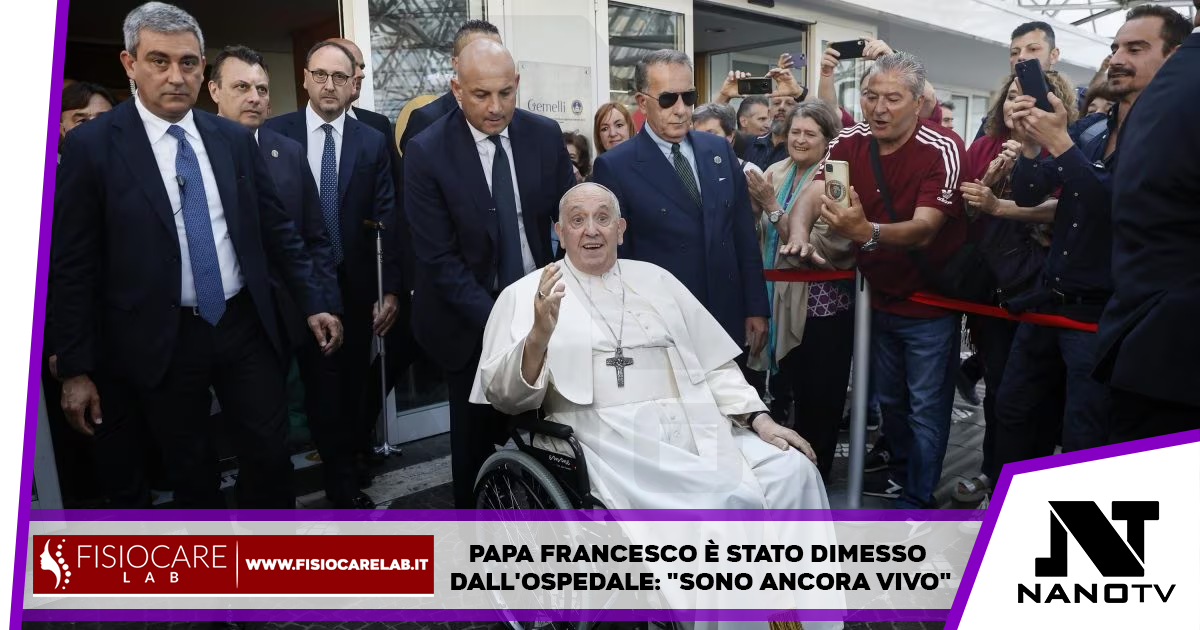 Papa Francesco è stato dimesso dall’ospedale: “Sono ancora vivo”