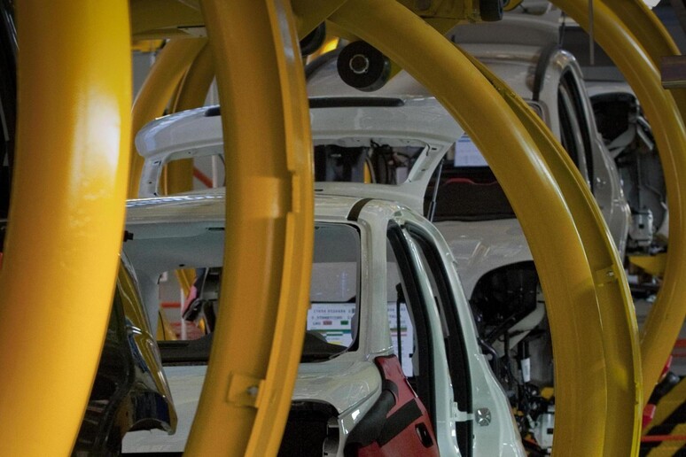 Pomigliano d’Arco: emergenza caldo, la Stellantis manda a casa gli operai per il troppo caldo