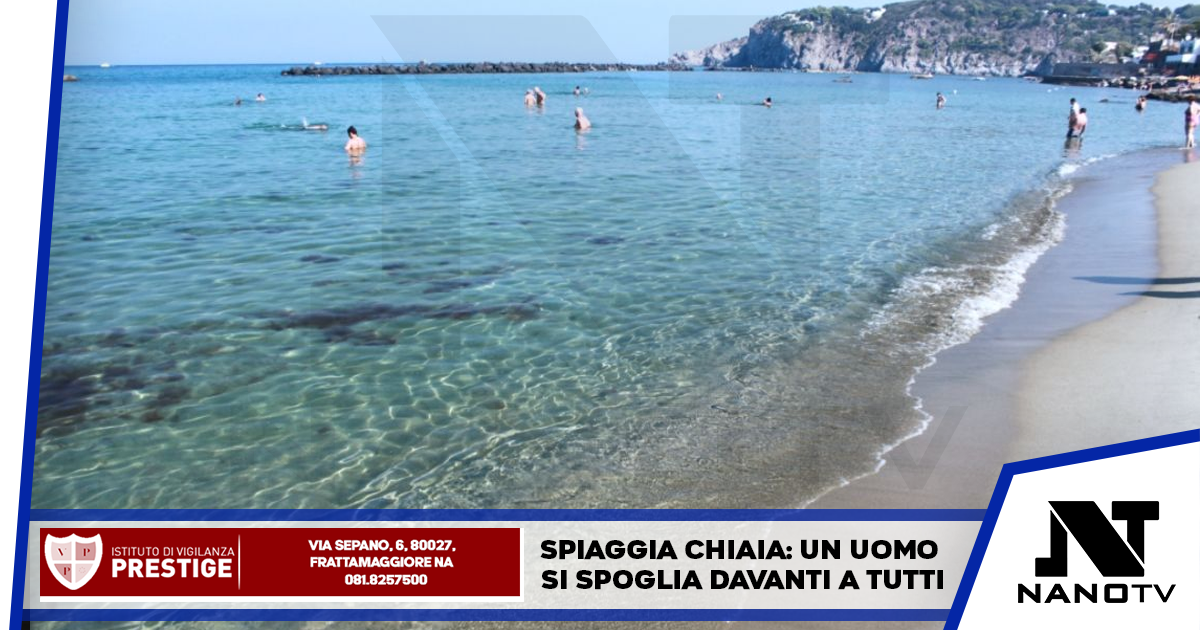 Spiaggia Chiaia: un uomo si spoglia davanti a tutti