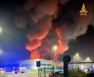 Incendio capannone vicino Pavia