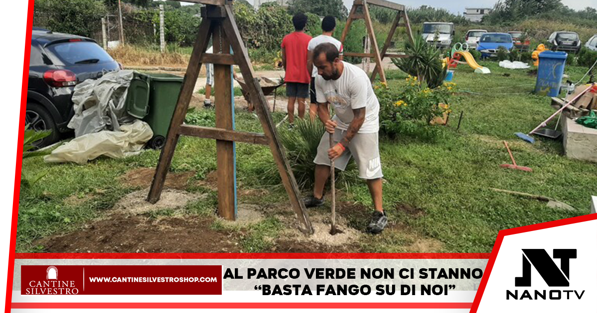 Caivano, Napoli: Al Parco Verde i residenti non ci stanno, “basta fango su di noi” e volontari installano giostrine per i bimbi