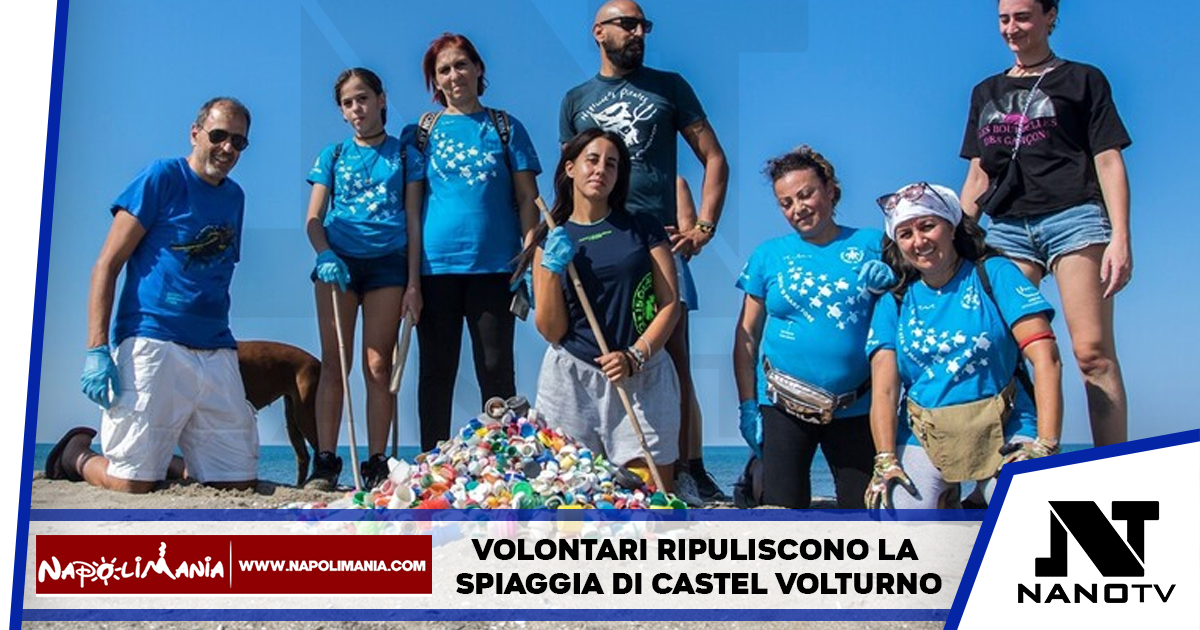 Volontari ripuliscono la spiaggia di Castel Volturno