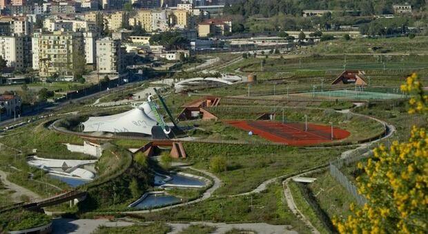 BAGNOLI, AL VIA I LAVORI DI RISANAMENTO AMBIENTALE DEL PARCO DELLO SPORT. MANFREDI: “VELOCIZZATE LE OPERE, ORA NUOVI FONDI”