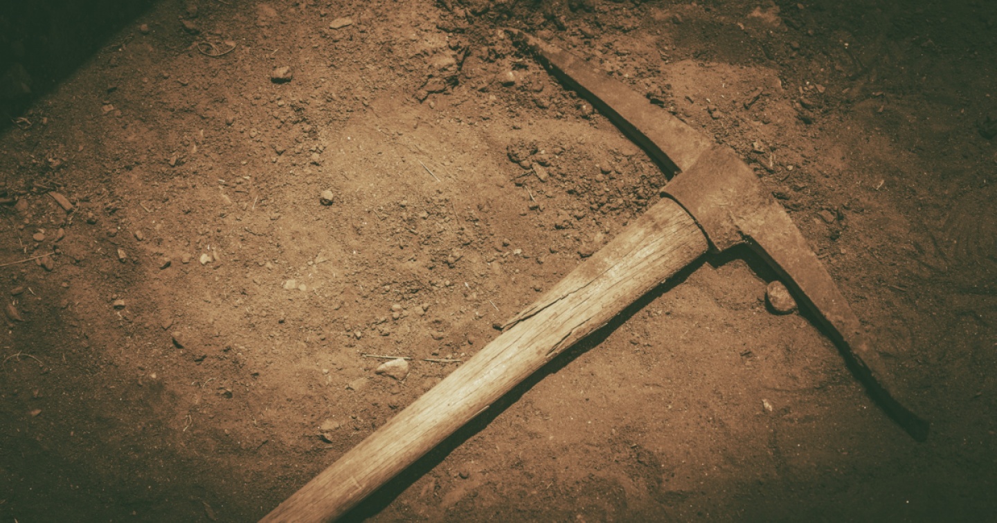 Minaccia uomo per rapina: è il fratello