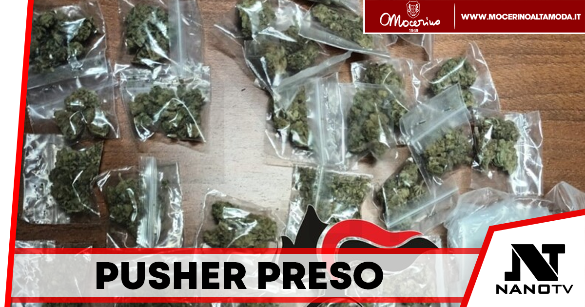 Pusher sorpreso dai carabinieri mentre prepara dosi di coca