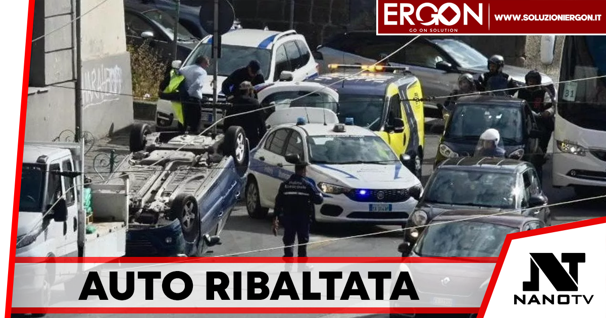 Napoli, auto si ribalta in via Acton: traffico in tilt e paura in strada