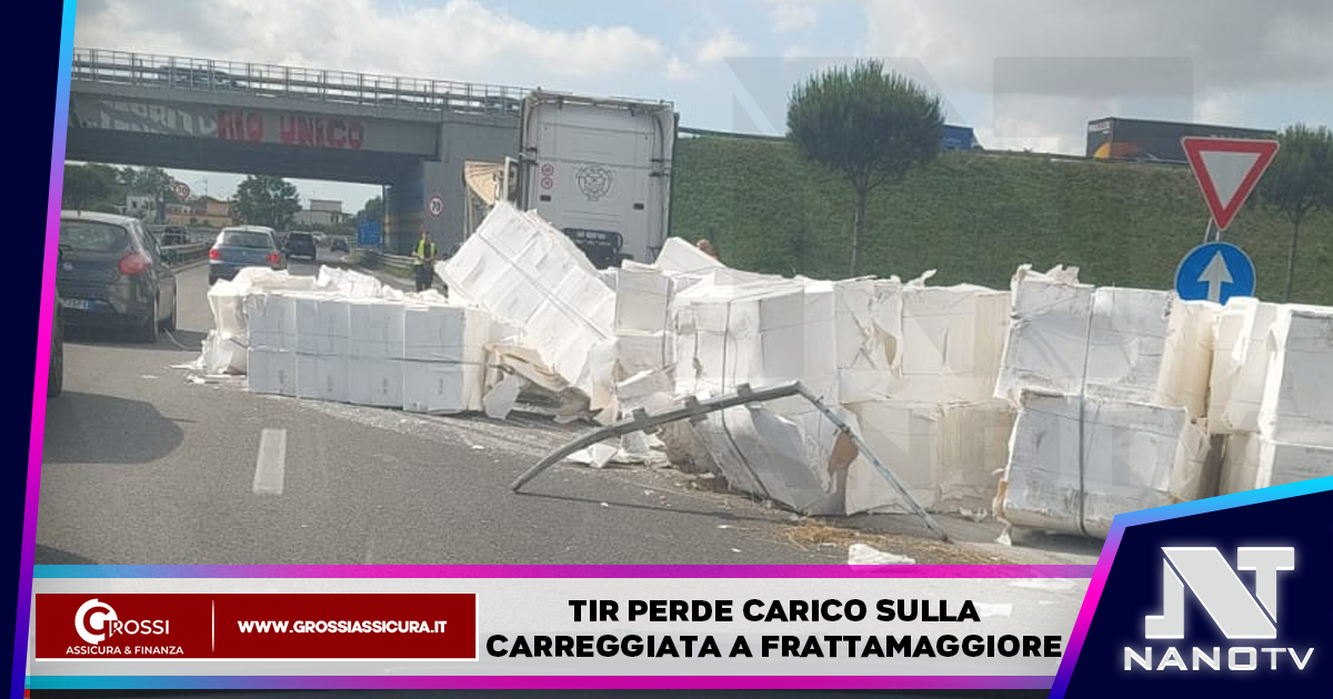 Frattamaggiore: il carico di un camion sulla carreggiata. Deviato il traffico