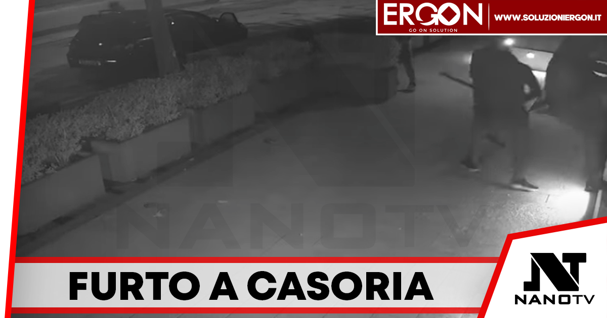 Scassinano a badilate la saracinesca di un bar a Casoria: ladri in fuga con champagne e liquori