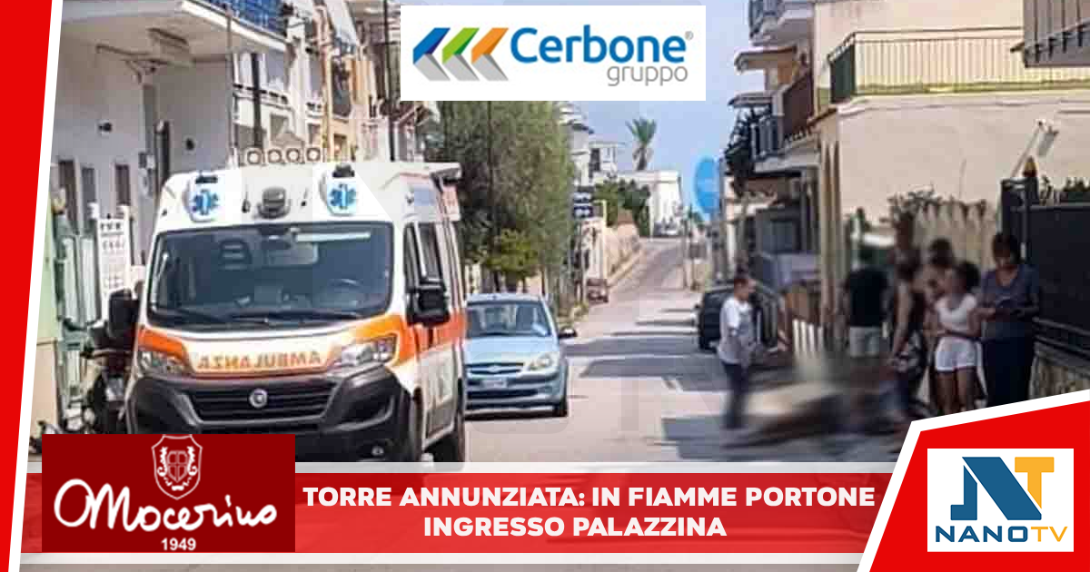 *TORRE ANNUNZIATA: in fiamme portone ingresso palazzina.
