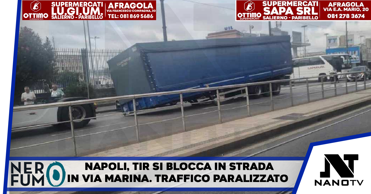 Napoli, Tir si blocca in strada in via Marina: traffico paralizzato