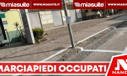 Palma Campania, il parcheggio è sul marciapiede: la “genialità” diventa un caso