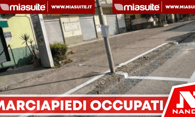 Palma Campania, il parcheggio è sul marciapiede: la “genialità” diventa un caso
