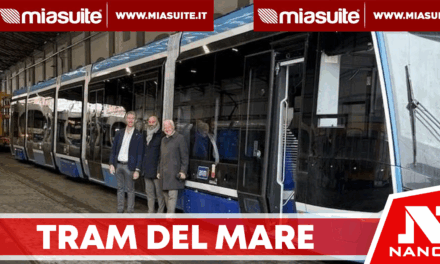Napoli, arriva il “tram del mare”: primo test in autonomia per il nuovo mezzo azzurro