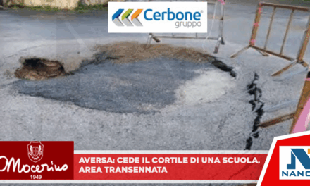 Cede il cortile della scuola: area transennata
