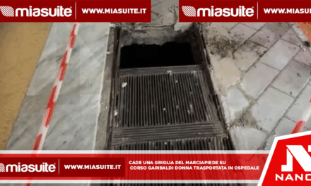 Cede una griglia del marciapiede su Corso Garibaldi: donna trasportata in ospedale