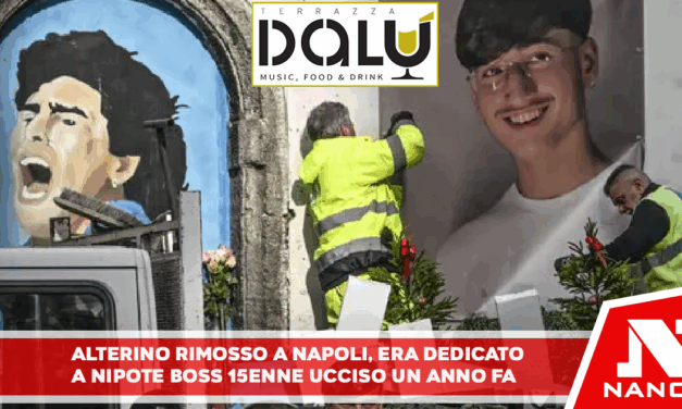Altarino rimosso a Napoli, era dedicato a nipote boss 15enne ucciso un anno fa Sulla parete di una chiesa fiori, addobbi natalizi e una effigie di Maradona